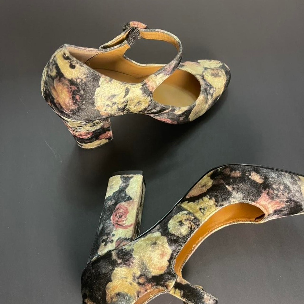 Floral velvet kitten heels size 9. 4"heel. Ankle strap with buckle - Picture 6 of 8